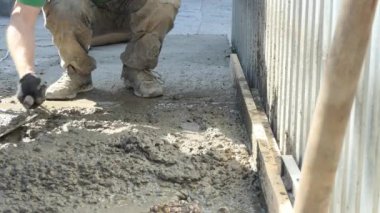 Beton evde işe yarar. Adam sıvı betonla dümdüz edilmiş.