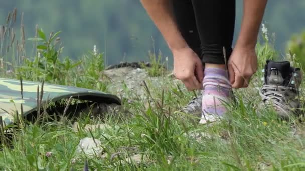 个人活动 Ashram瑜伽 大自然的冒险 一位年轻女子在山上脱下鞋子 准备做阿希拉姆瑜伽练习 西伯利亚 — 图库视频影像