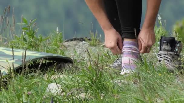 Actividad Individual Ashram Yoga Aventuras Naturaleza Una Joven Quita Los — Vídeo de stock