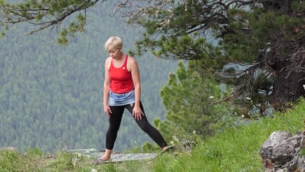 Ashram Yoga Actividades Deportivas Individuales Aventuras Naturaleza Mujer Joven Haciendo — Vídeo de stock