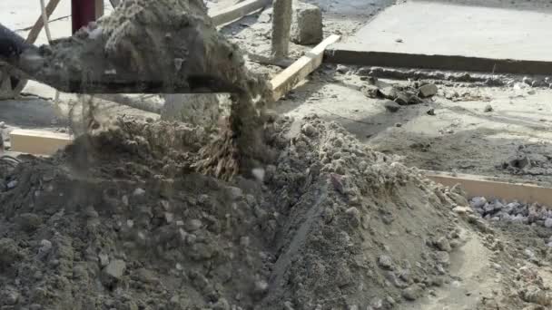 混凝土在家里起作用 一个男人把一铲沙子和砾石扔进了混凝土搅拌机 — 图库视频影像