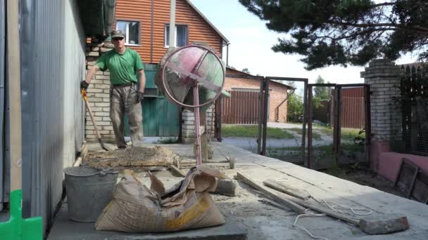 Betão Trabalha Casa Homem Olha Para Misturador Concreto Rotativo — Vídeo de Stock