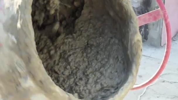 Beton Evde Işe Yarar Beton Karıştırıcıya Sıvı Beton Karıştırılır — Stok video