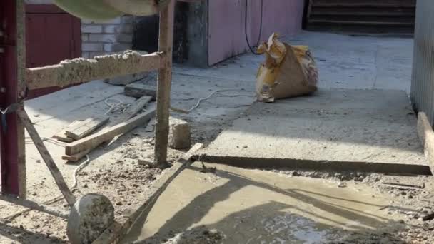 Betong Fungerar Hemma Den Överflödiga Vätskan Häller Betong Från Betongblandaren — Stockvideo