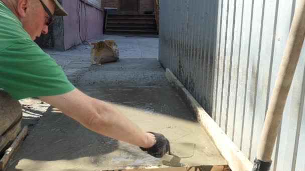 Beton Pracuje Doma Muž Srovnaný Lopatkou Tekutého Betonu — Stock video
