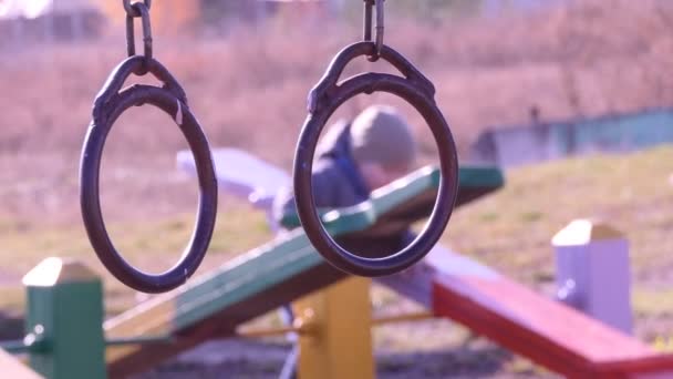 Niños Niño Juega Con Columpio Zona Juegos Infantil Para Juegos — Vídeos de Stock