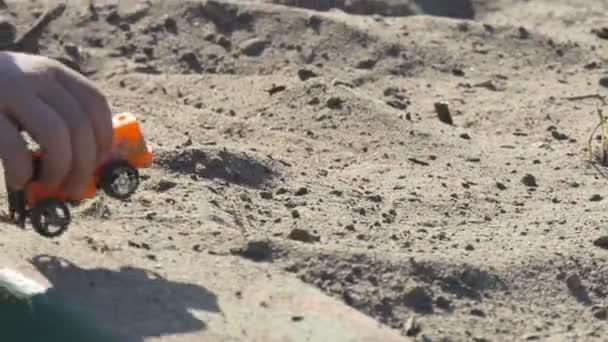 Hand Van Een Kind Kind Speelt Het Zand Speelplaats Zandbak — Stockvideo