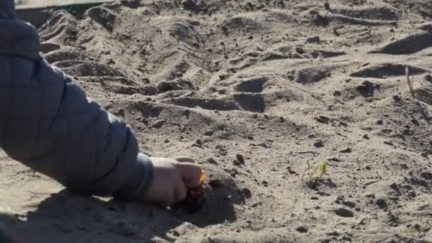孩子的手孩子们在沙坑里的操场上玩沙子 — 图库视频影像