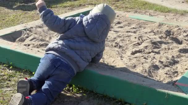Bambini Bambino Gioca Nella Sabbia Sul Campo Gioco — Video Stock