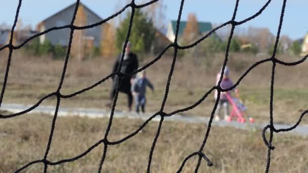 Çocuklar Işte Torunları Olan Büyükannesi Oyun Parkında Oynuyor — Stok video