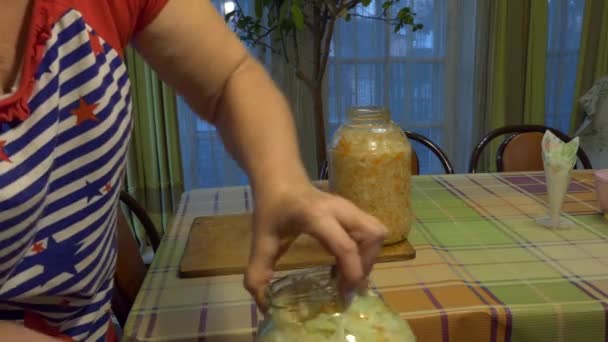 Vegetarismo Pasto Semplice Inscatolamento Domestico Donna Mette Vaso Vetro Cavolo — Video Stock