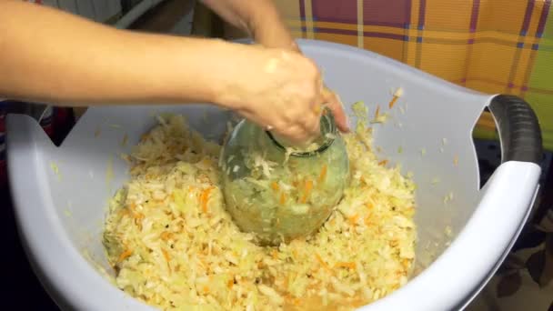 박애주의 가정용 통조림 여자는 소금을 유리병 과얇게 양배추를 넣습니다 — 비디오
