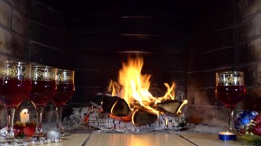 Noel, yeni yıl. Bir şenlik düzeneği. İçkili bardaklar ve şöminenin arka planında Noel süslemeleri. Kapat..