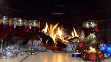 Noel, yeni yıl. Bir şenlik düzeneği. İçkili bardaklar ve şöminenin arka planında Noel süslemeleri. Kapat..