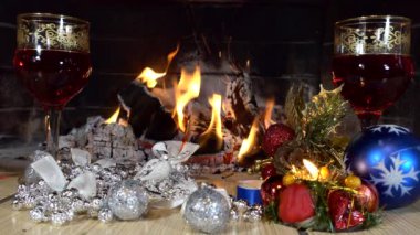 Noel, yeni yıl. Bir şenlik düzeneği. İçkili bardaklar ve şöminenin arka planında Noel süslemeleri. Kapat..