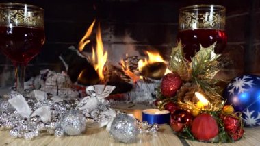 Noel, yeni yıl. Bir şenlik düzeneği. İçkili bardaklar ve şöminenin arka planında Noel süslemeleri. Kapat..