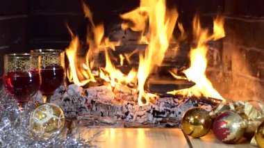 Noel, yeni yıl. Bir şenlik düzeneği. İçkili bardaklar ve şöminenin arka planında Noel süslemeleri. Kapat..