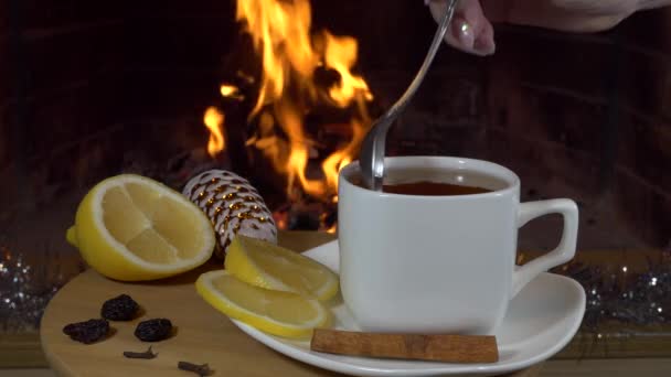 Weihnachten Neujahr Eine Frau Rührt Einen Teelöffel Alkoholfreien Glühwein Tee — Stockvideo