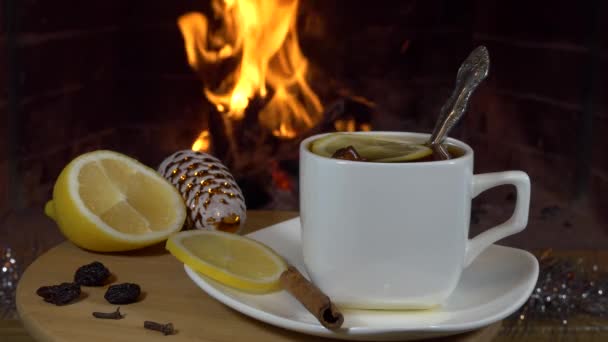 Χριστούγεννα Πρωτοχρονιά Τζάκι Ένα Φλιτζάνι Τσάι Λεμόνι Μπαχαρικά Για Ζεστό — Αρχείο Βίντεο