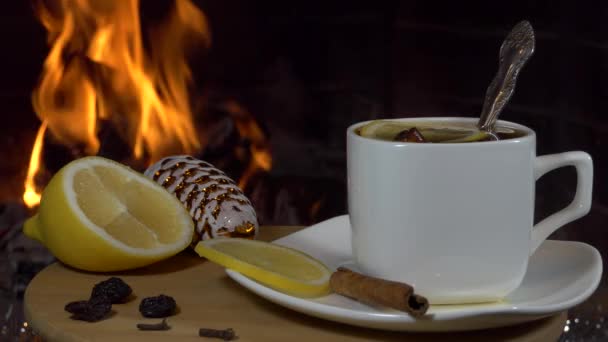 Χριστούγεννα Πρωτοχρονιά Τζάκι Ένα Φλιτζάνι Τσάι Λεμόνι Μπαχαρικά Για Ζεστό — Αρχείο Βίντεο