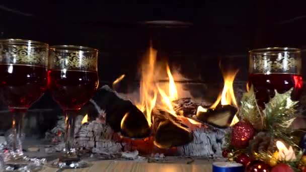 Navidad Año Nuevo Una Instalación Festiva Gafas Con Una Bebida — Vídeo de stock