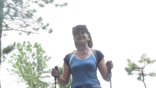 Una Mujer Una Mujer Sonriente Sombrero Dedicado Senderismo Pasa Por — Vídeos de Stock