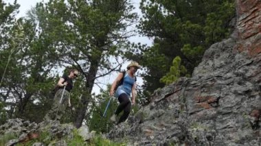 Yürüyüş. Eşcinsel ilişkiler. İki kadın uçuruma tırmanıyor. Sibirya.