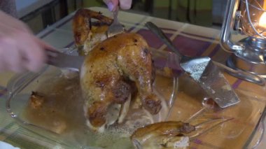 Noel zamanı. Yeni yıl. Basit bir yemek. Bir kadın fırında pişirilmiş bir tavuğu parçalara ayırıyor. Kapat..