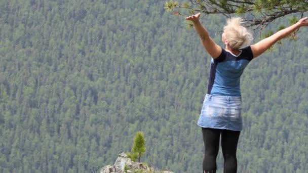 幸せな女性は 崖の近くに立って山の景色を賞賛 シベリアでのハイキング — ストック動画