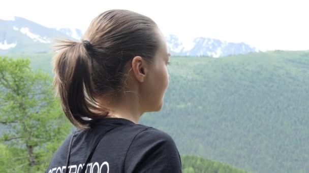 Ευτυχισμένη Γυναίκα Που Θαυμάζει Ορεινό Τοπίο Στέκεται Κοντά Στον Γκρεμό — Αρχείο Βίντεο