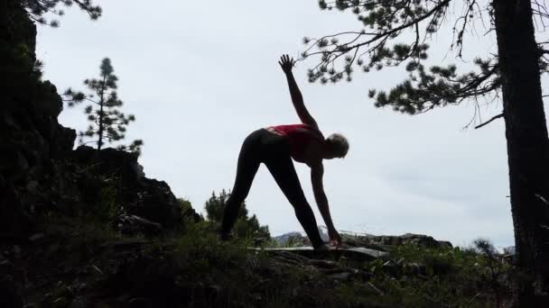 Yoga Kadın Basit Teknikler Yapıyor Ashram Yogası Uçurumun Kenarındaki Dağlarda — Stok video