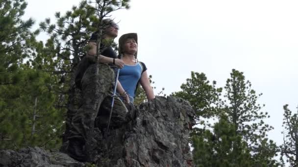 女性友谊 同性关系 两个女人欣赏周围的环境 爬上悬崖 西伯利亚 — 图库视频影像
