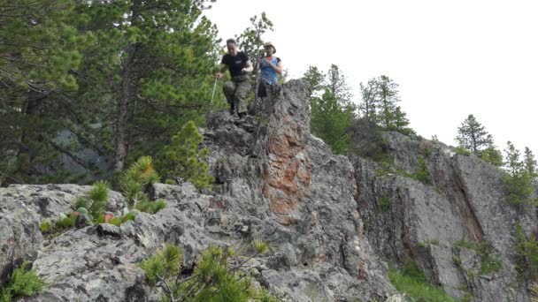 Weibliche Freundschaften Gleichgeschlechtliche Beziehungen Wandern Zwei Frauen Stürzen Von Der — Stockvideo