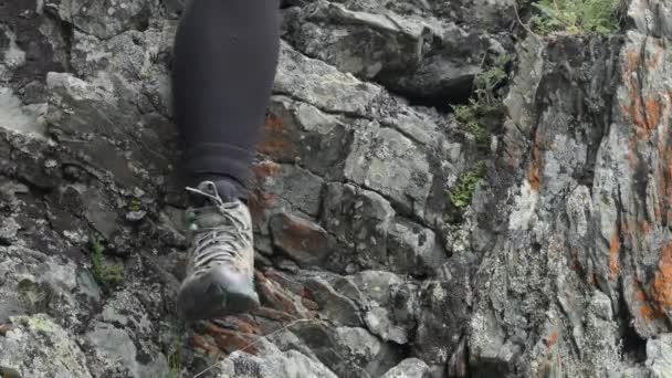 Yürüyüş Kadın Kayalıklardan Aşağı Inerken Tutunacak Bir Yer Bulmaya Çalışıyor — Stok video