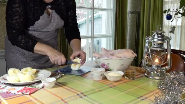 Kerstmis Nieuwjaar Eenvoudige Maaltijd Een Vrouw Snijdt Een Geschilde Appel — Stockvideo