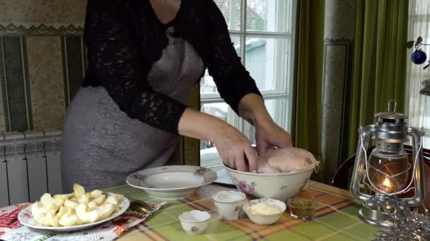 Jul Nyår Kvinna Gnugga Salt Kycklingen För Matlagning — Stockvideo