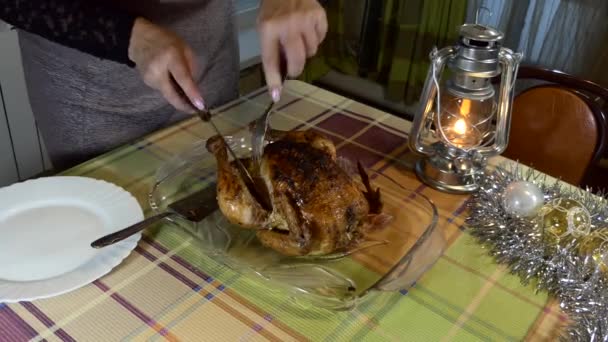 Kerstmis Nieuwjaar Eenvoudige Maaltijd Een Vrouw Snijdt Een Gebakken Kip — Stockvideo