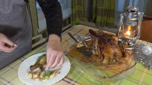 クリスマスだ 新年だ 簡単な食事だ 女性は皿の上で鶏を調理緑を飾る — ストック動画