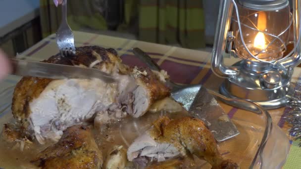 Weihnachten Neujahr Einfache Mahlzeit Eine Frau Schneidet Ein Gebackenes Huhn — Stockvideo