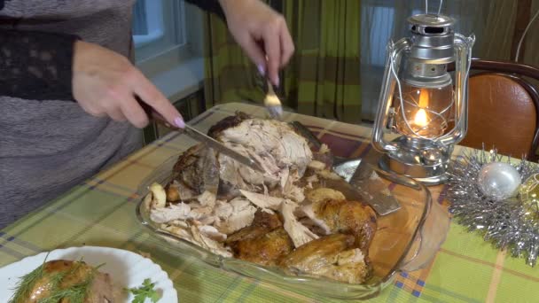 クリスマスだ 新年だ 簡単な食事だ 女性が焼いた鶏を切り分けている 閉じろ — ストック動画