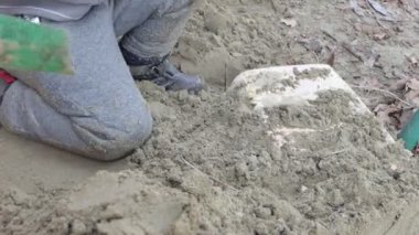 Yavrum. Kumda oyuncaklarla oynayan bir çocuğun elleri. Yakın çekim..