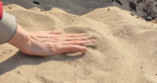 Сдай Песок Женщина Гладит Песок Пляжу Выливает Кулака — стоковое видео