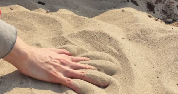 Сдай Песок Женщина Гладит Песок Пляжу Выливает Через Пальцы — стоковое видео