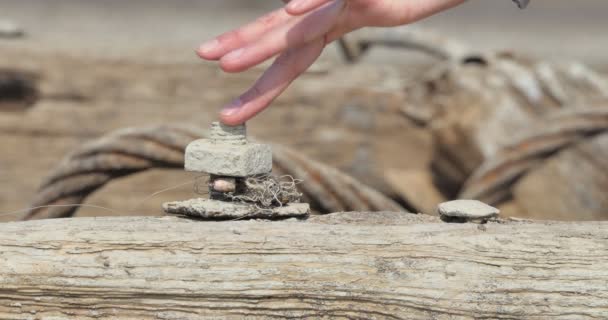 Жіночі Пальці Погладжують Іржавий Горіх Рамі Старого Дерев Яного Корабля — стокове відео