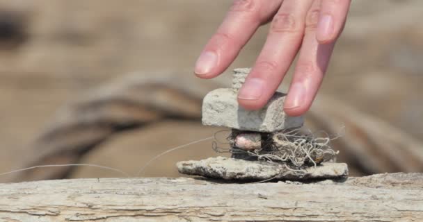 女性的手指在一艘旧木船的框架上敲打生锈的螺母 — 图库视频影像