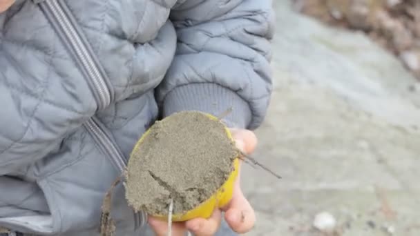 Дитина Руки Дитини Грає Іграшками Піску Крупним Планом — стокове відео
