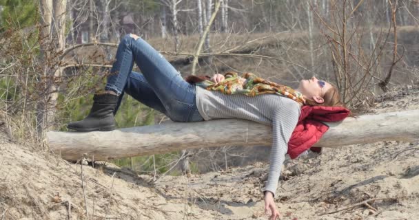 Een Vrouw Zelf Isolatie Jeans Ligt Een Boomstam Een Zandstrand — Stockvideo