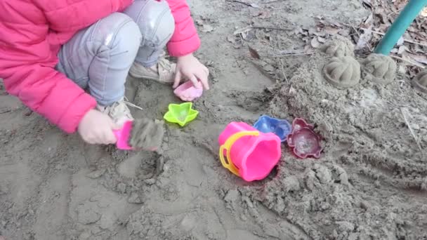 Kind Hände Eines Kindes Das Mit Spielzeug Sand Spielt Nahaufnahme — Stockvideo