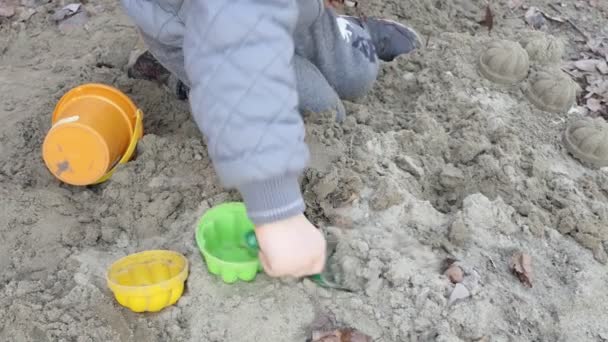 Дитя Руки Ребенка Играющего Игрушками Песке Крупный План — стоковое видео