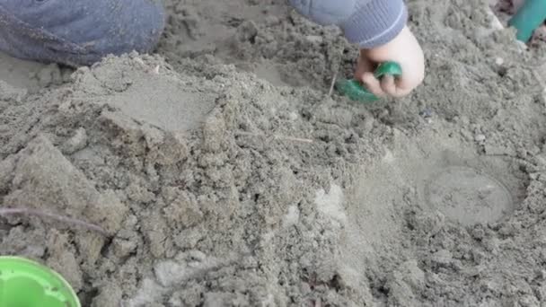 Kind Hände Eines Kindes Das Mit Spielzeug Sand Spielt Nahaufnahme — Stockvideo